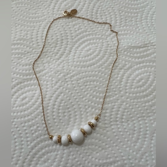 Beeline brand beautiful gold tone with white pearls necklace - Picture 1 of 3